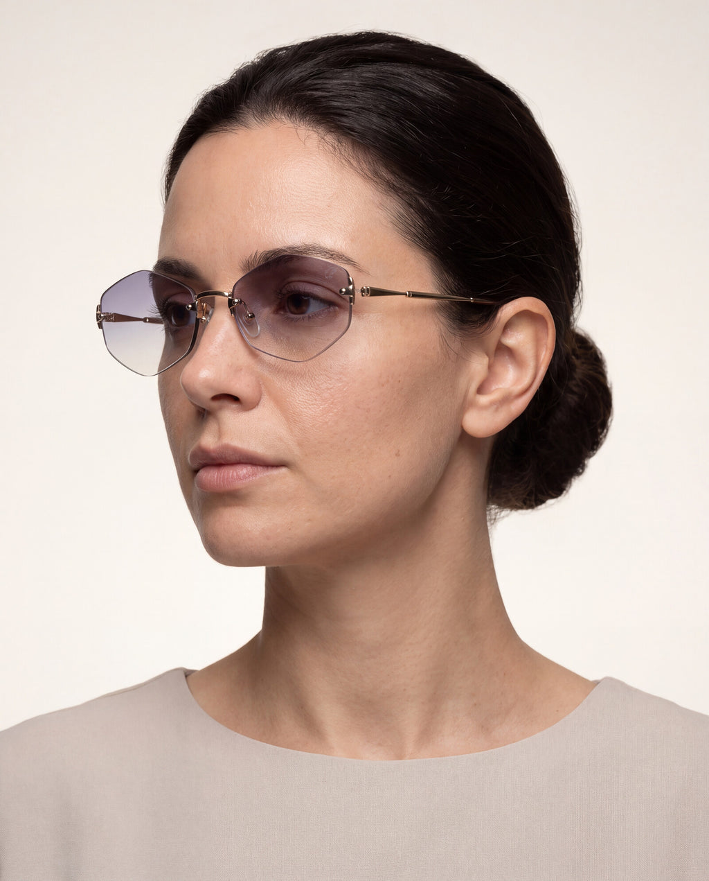 Velara Lumiere no rosto — Óculos fotossensível